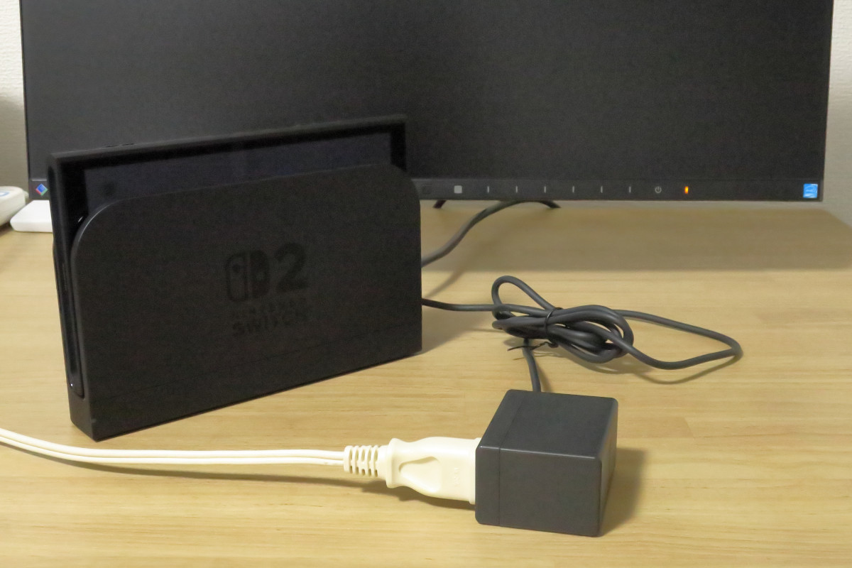 Nintendo Switch 2 en su dock con cables HDMI y Joy‑Con