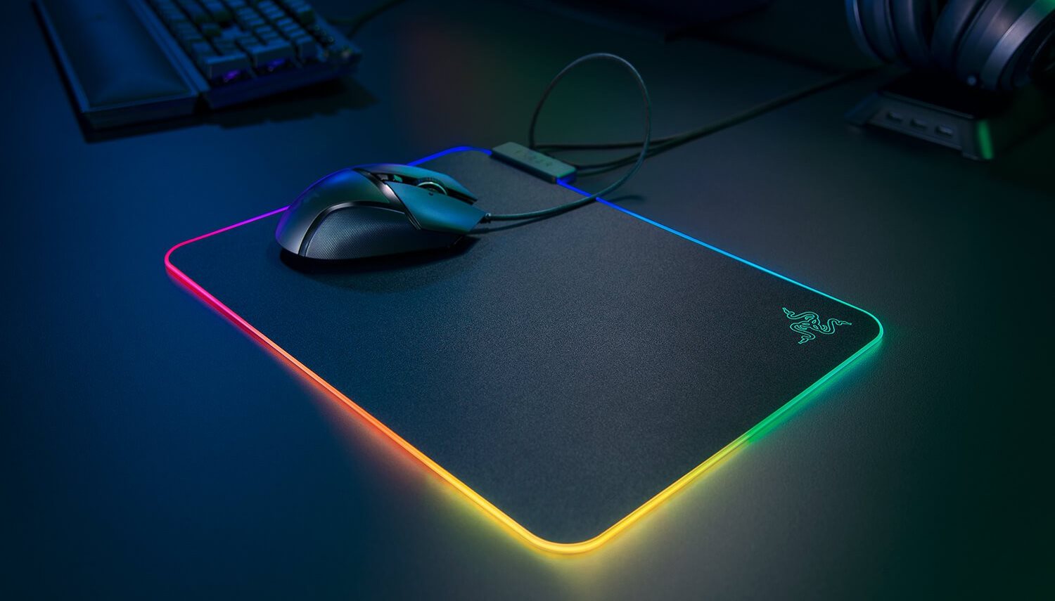 Mejores mousepads RGB para gamers exigentes en 2025, con iluminación personalizable y superficies optimizadas para precisión y comodidad en juegos de PC